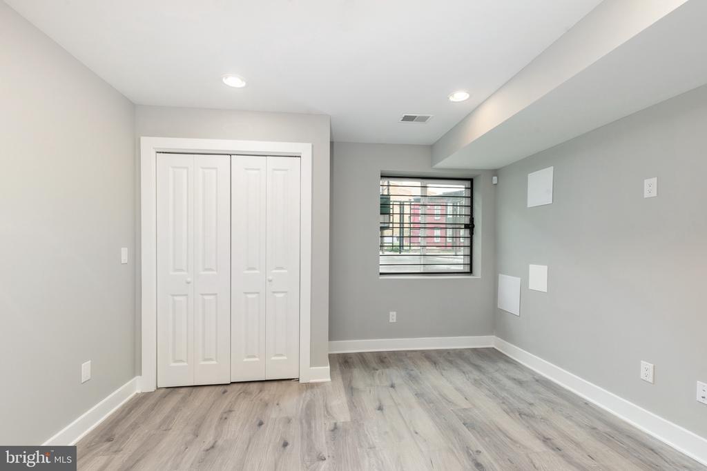 2729 W GLENWOOD AVENUE Unit: 1