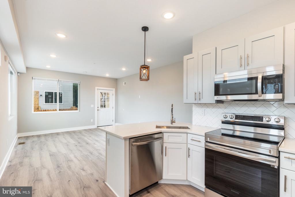 2729 W GLENWOOD AVENUE Unit: 1