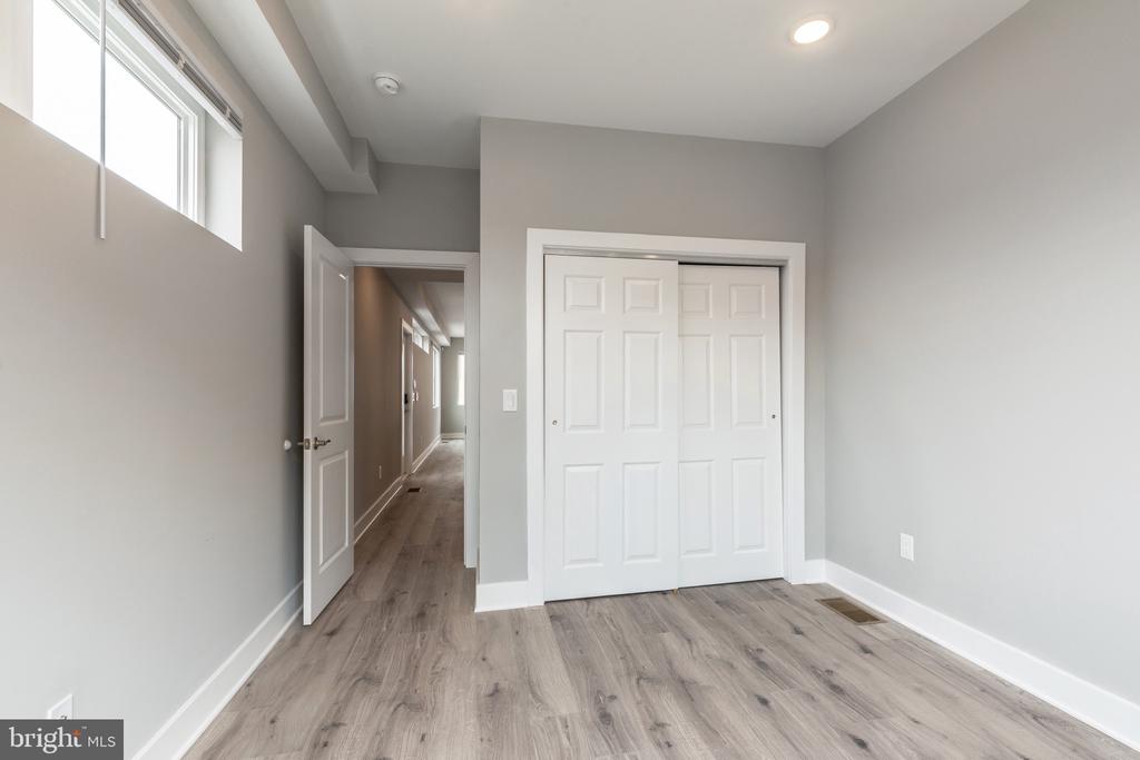 2729 W GLENWOOD AVENUE Unit: 1