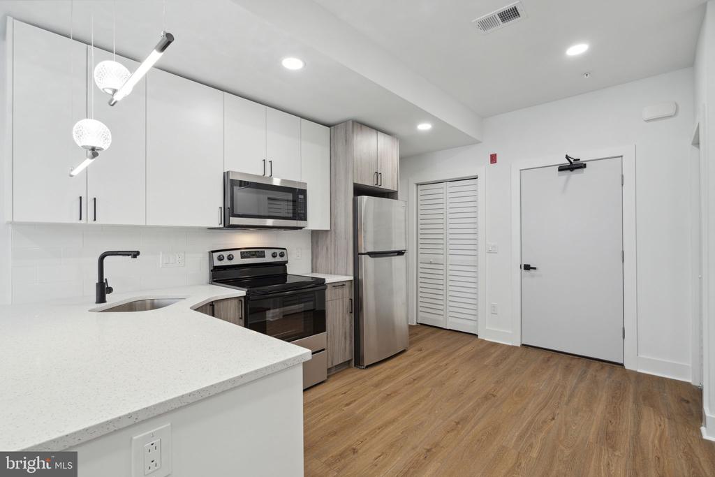 528 W BERKS STREET Unit: 1