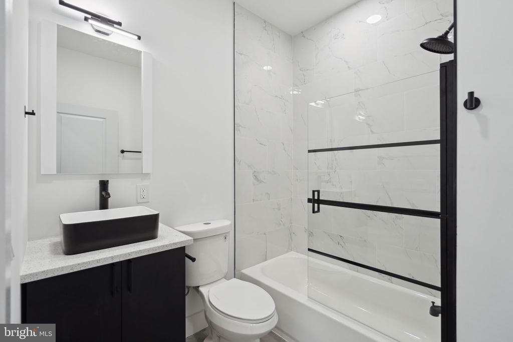 528 W BERKS STREET Unit: 1