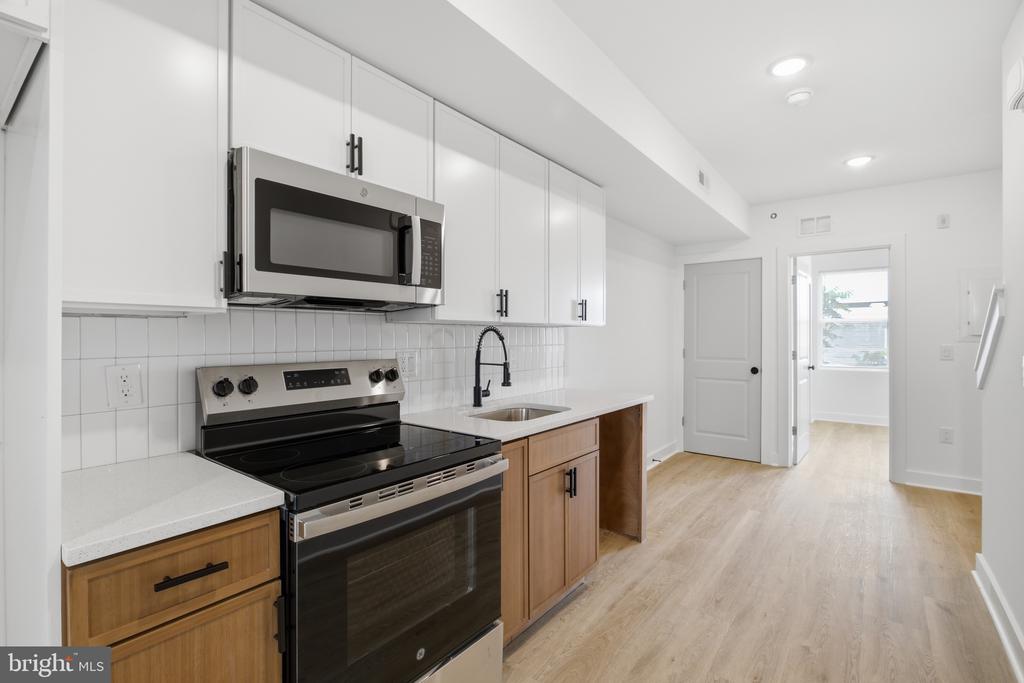 2216 N FRANKLIN STREET Unit: 3