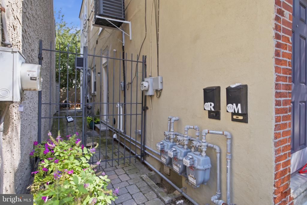 953 N RANDOLPH STREET Unit: 2R