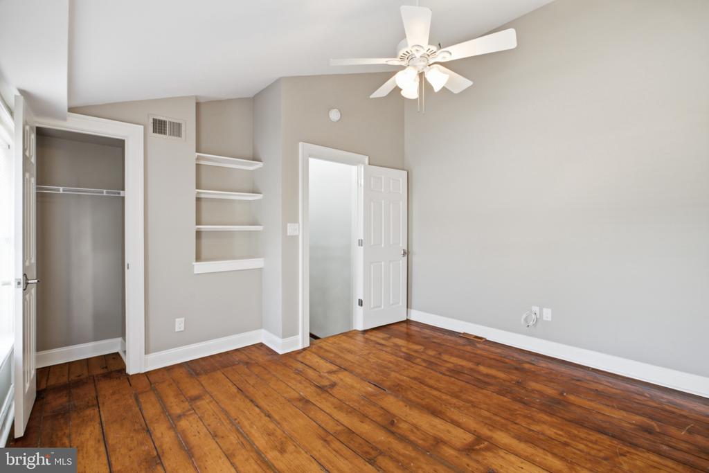 953 N RANDOLPH STREET Unit: 2R