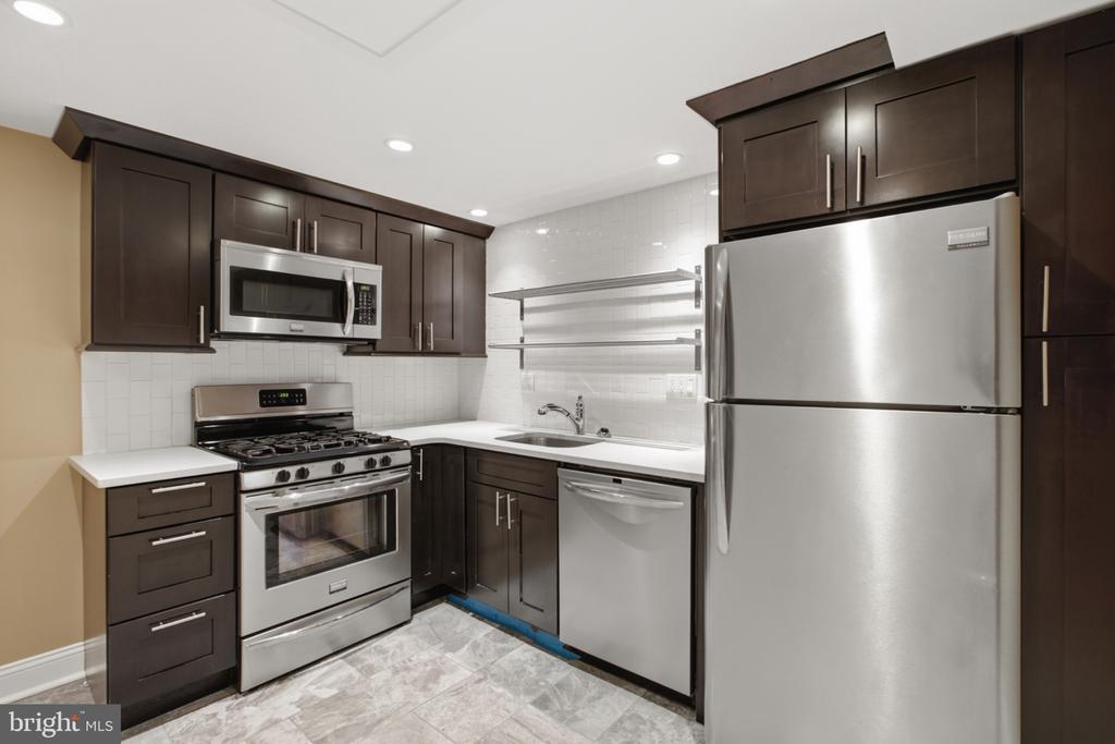 953 N RANDOLPH STREET Unit: 2R