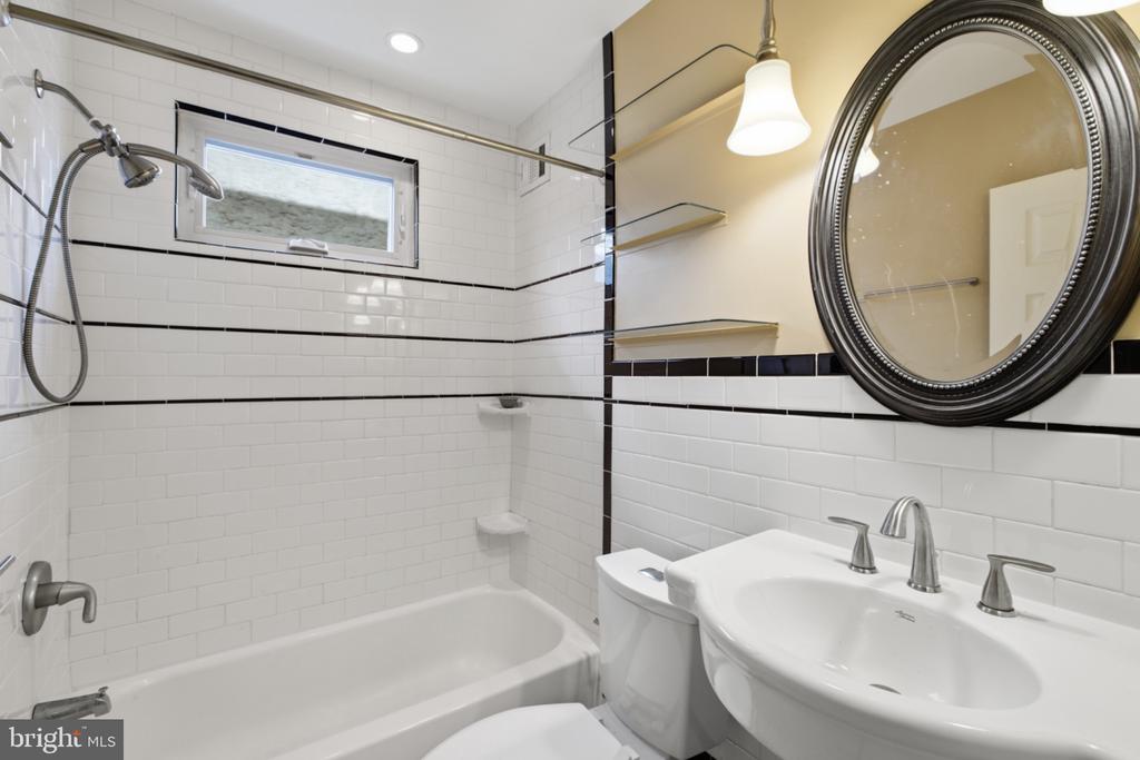 953 N RANDOLPH STREET Unit: 2R