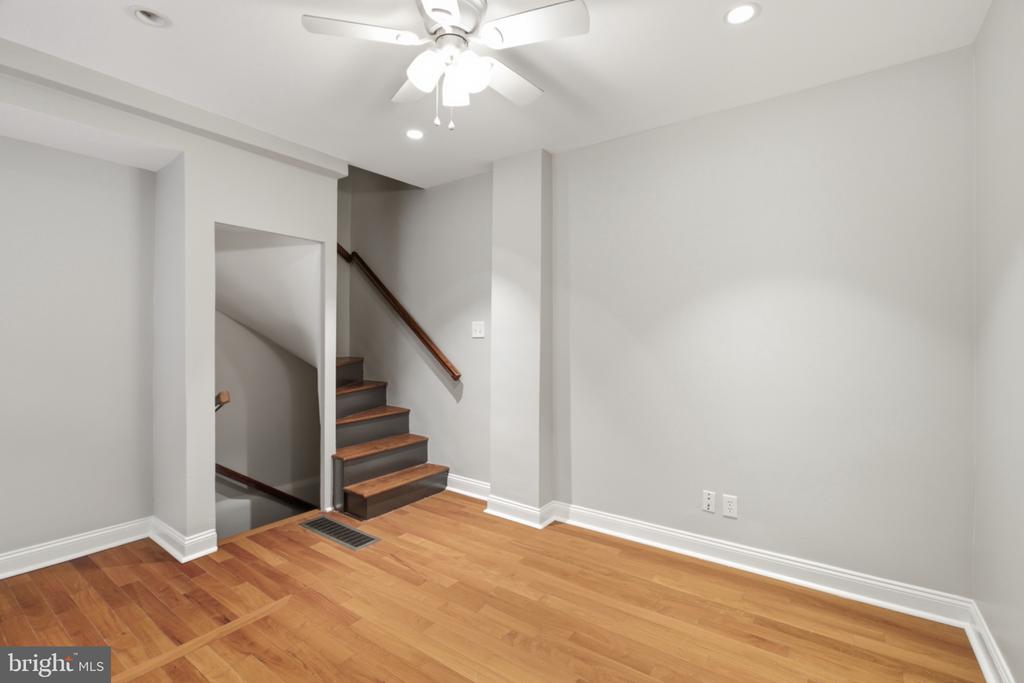 953 N RANDOLPH STREET Unit: 2R