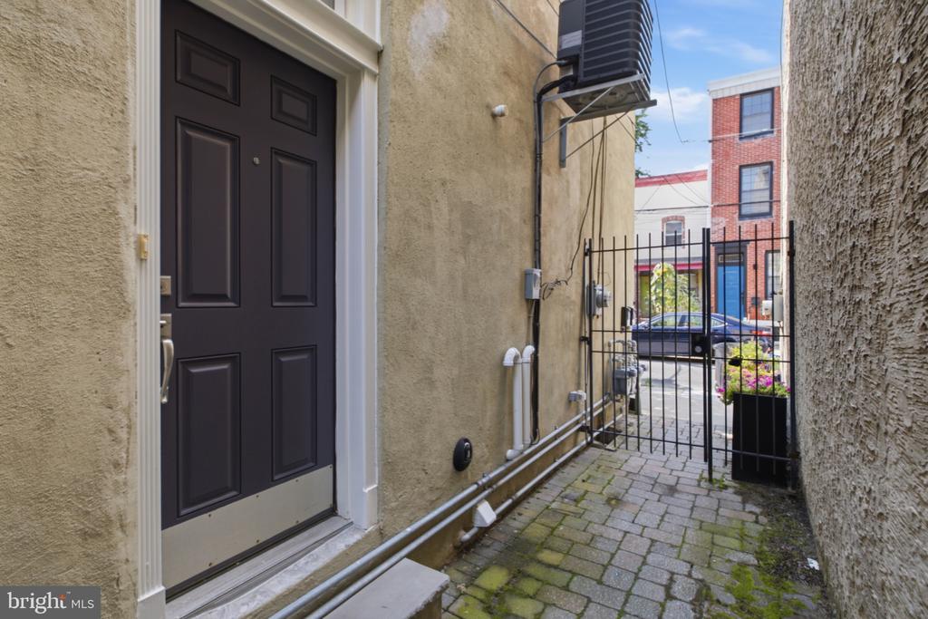 953 N RANDOLPH STREET Unit: 2R