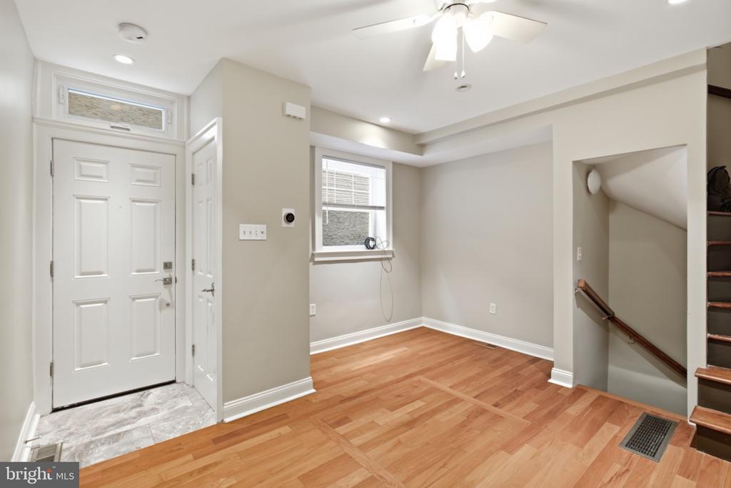 953 N RANDOLPH STREET Unit: 2R