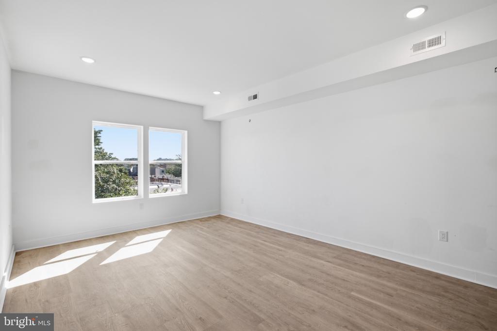 669 N 39TH STREET Unit: 3