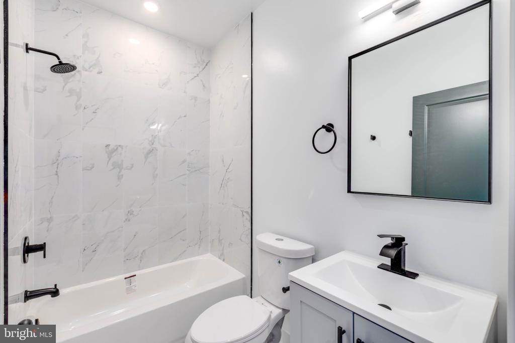 1224 W SILVER STREET Unit: 2