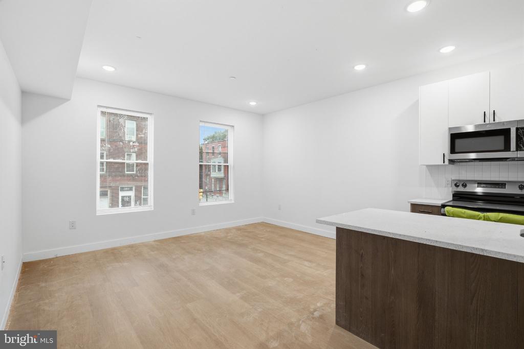 1902 W DIAMOND STREET Unit: 2
