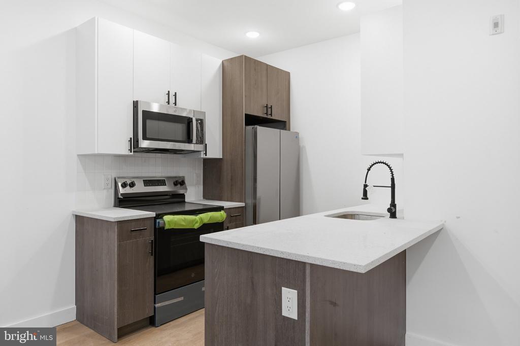 1902 W DIAMOND STREET Unit: 2