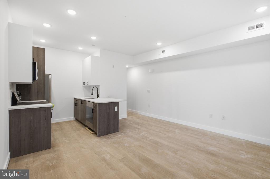 1902 W DIAMOND STREET Unit: 2