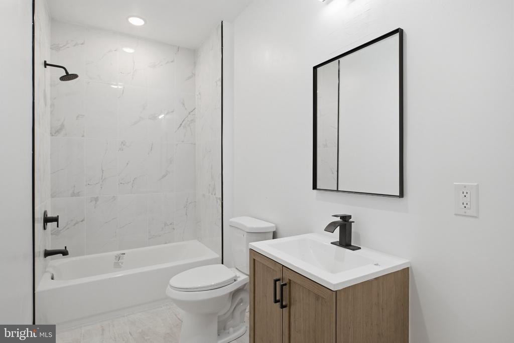 1902 W DIAMOND STREET Unit: 2