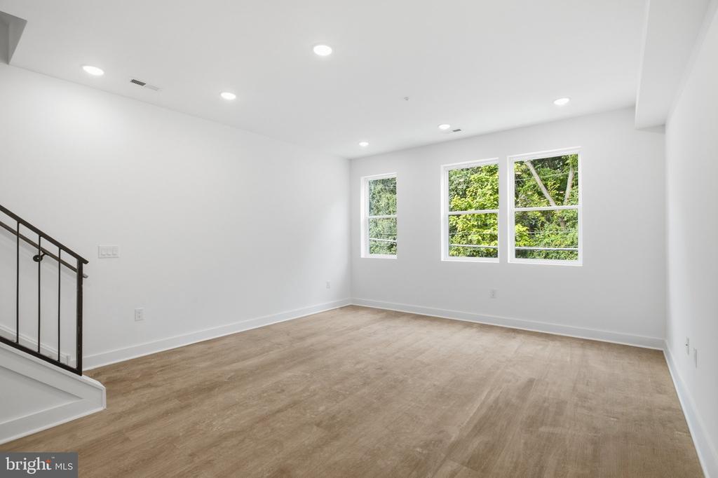 1230 W YORK STREET Unit: 2