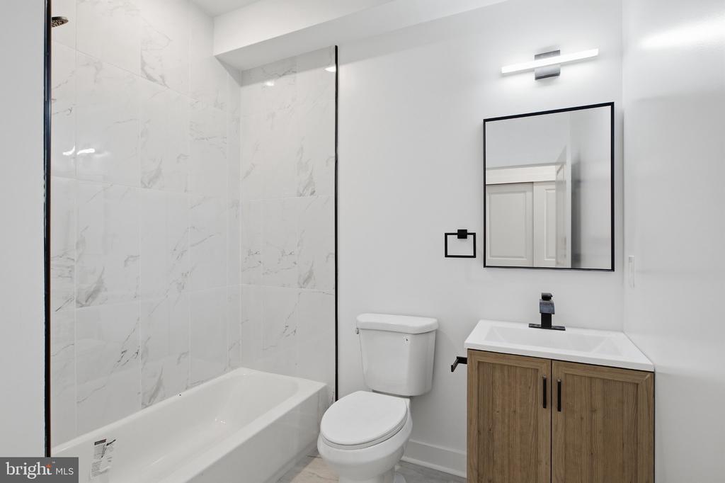 1230 W YORK STREET Unit: 2