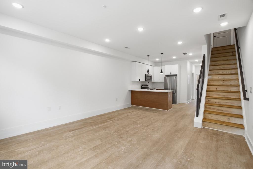 1230 W YORK STREET Unit: 2