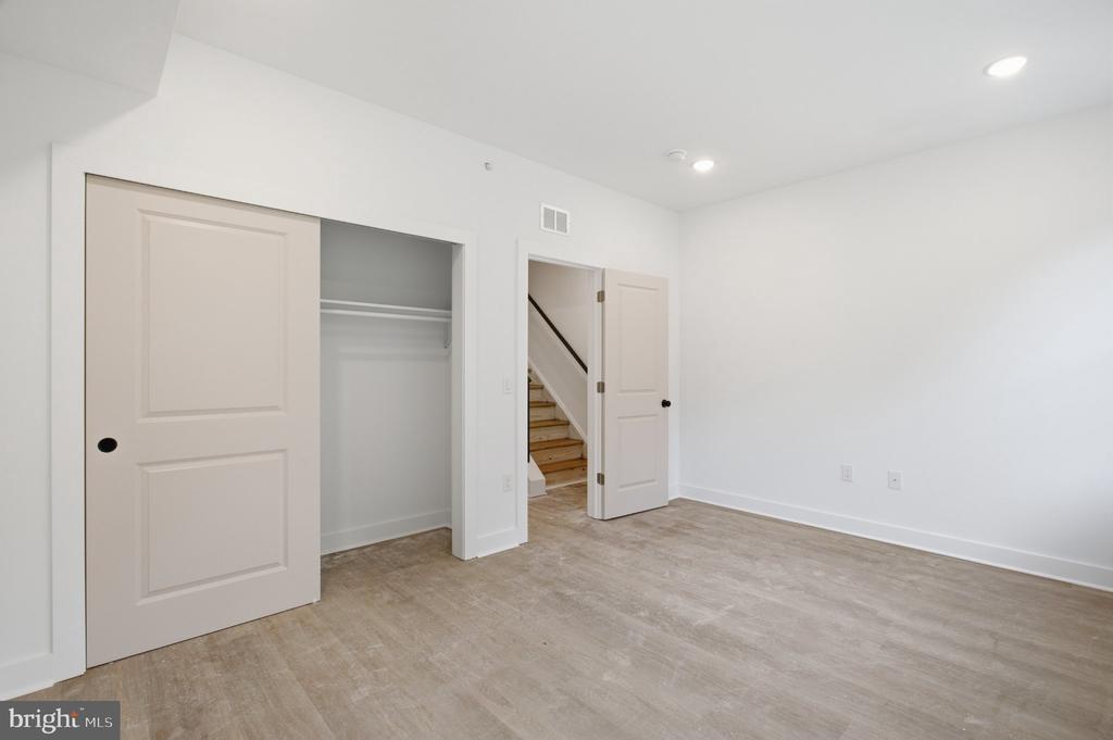 1230 W YORK STREET Unit: 2