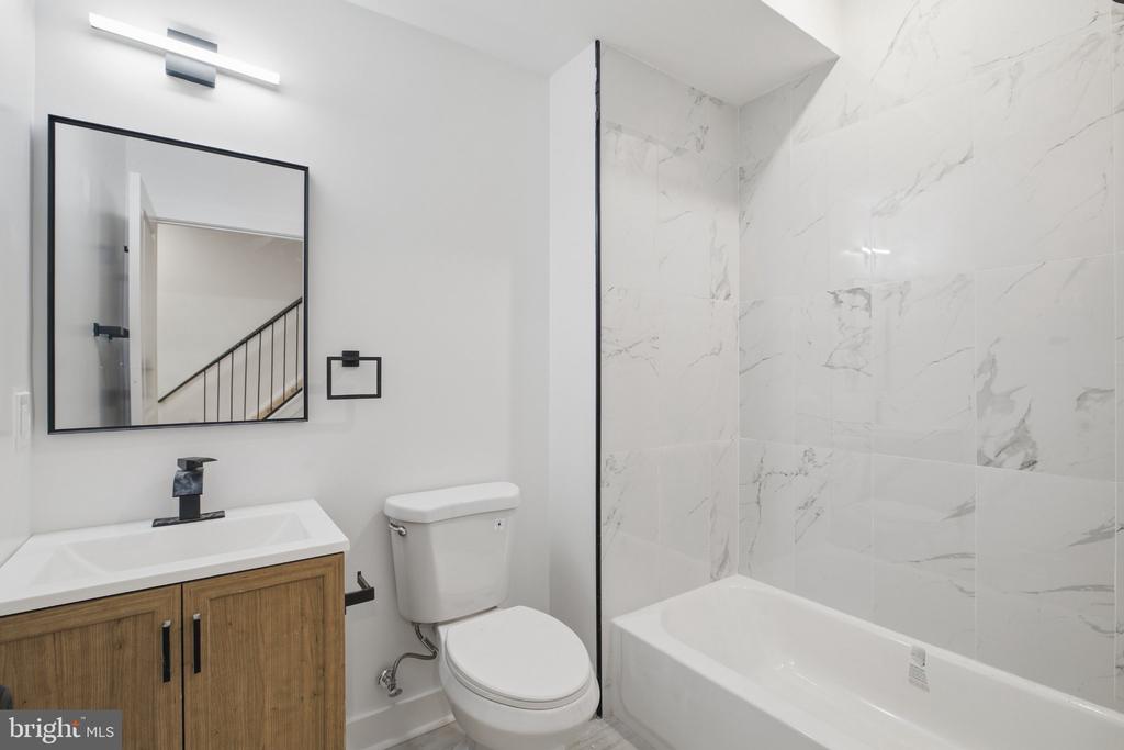 1230 W YORK STREET Unit: 2