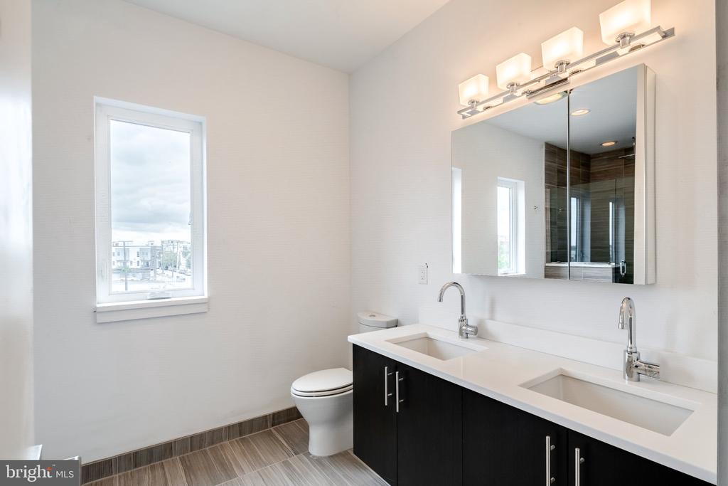 702 N FRONT STREET Unit: 7