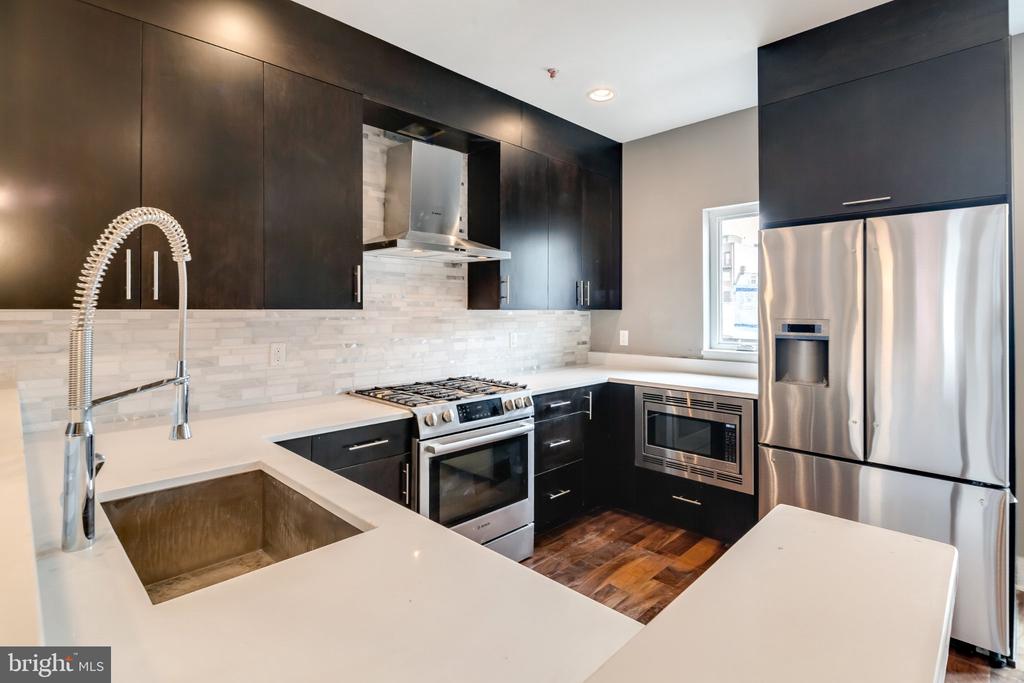 702 N FRONT STREET Unit: 7