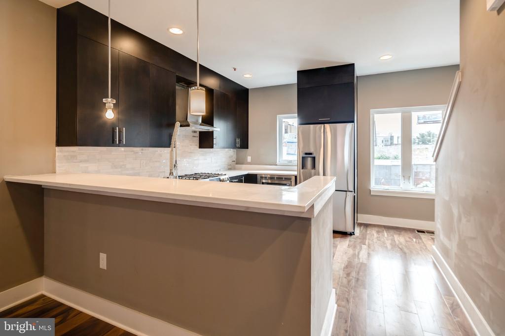 702 N FRONT STREET Unit: 7