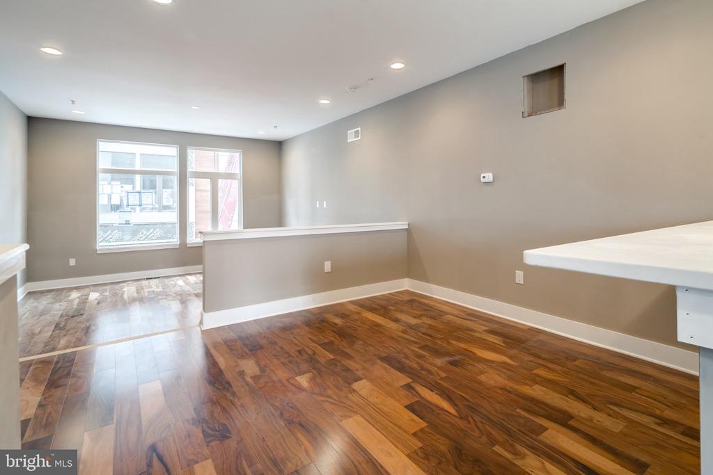 702 N FRONT STREET Unit: 7