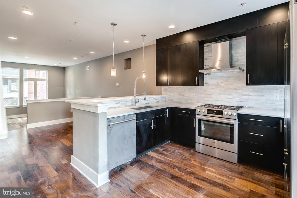 702 N FRONT STREET Unit: 7
