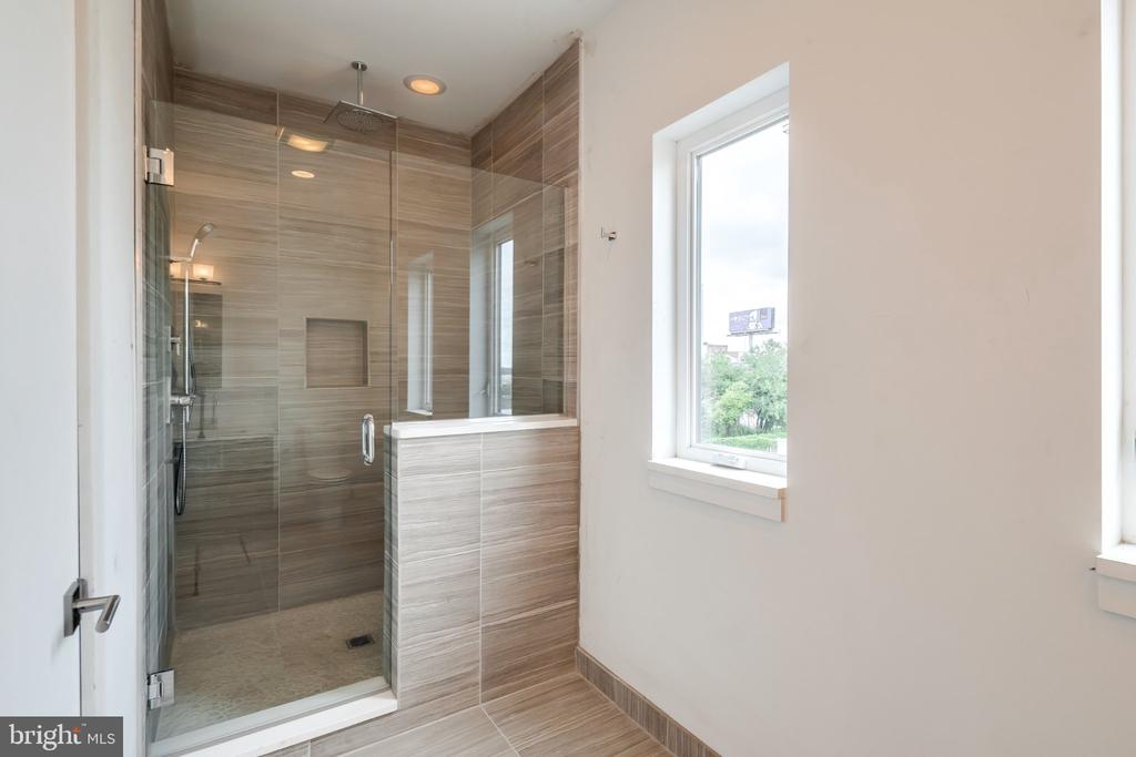 702 N FRONT STREET Unit: 7
