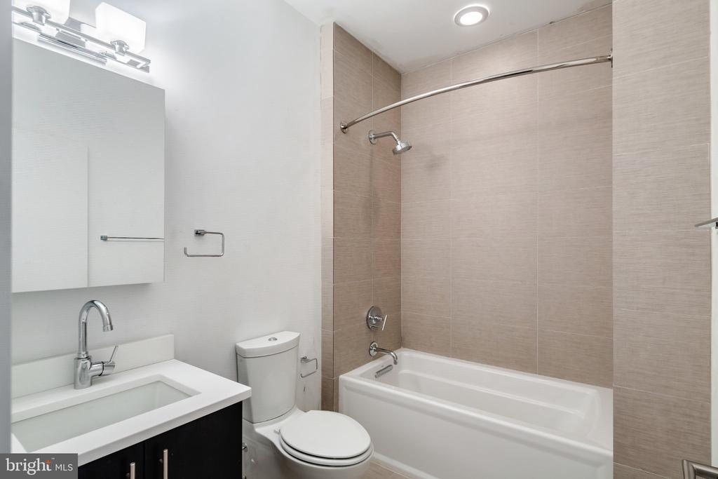 702 N FRONT STREET Unit: 7