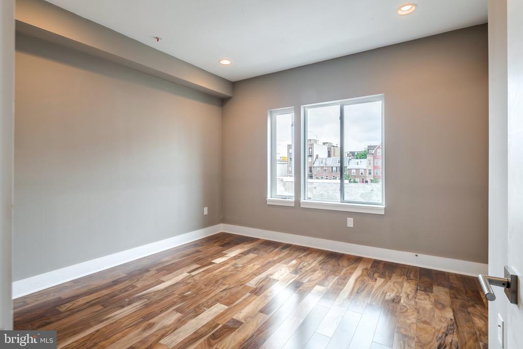 702 N FRONT STREET Unit: 7