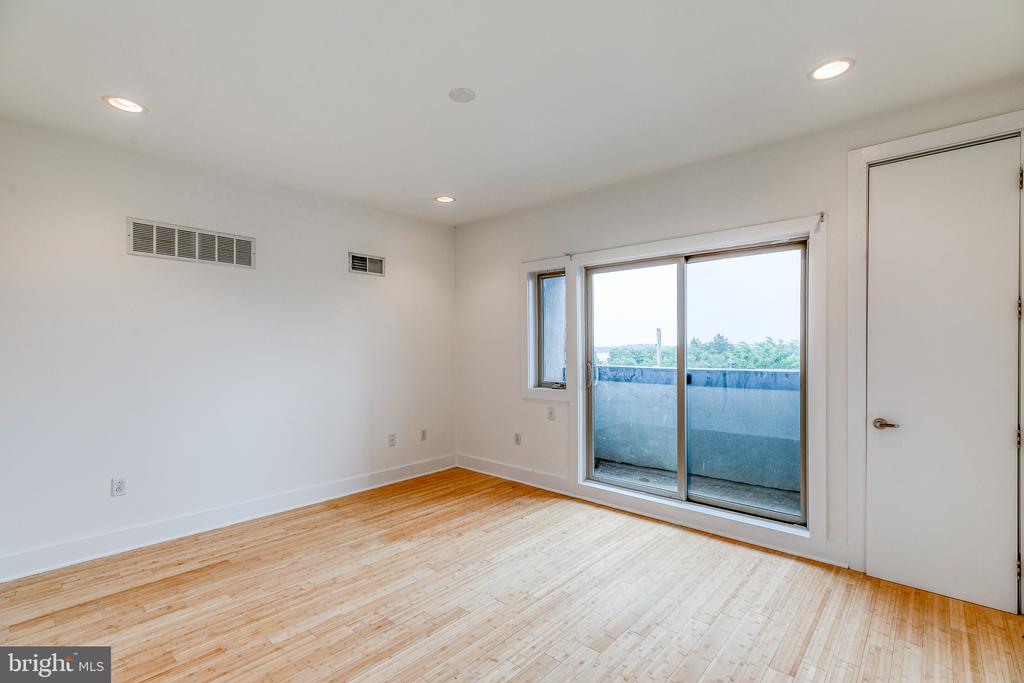 412 N FRONT STREET Unit: 15
