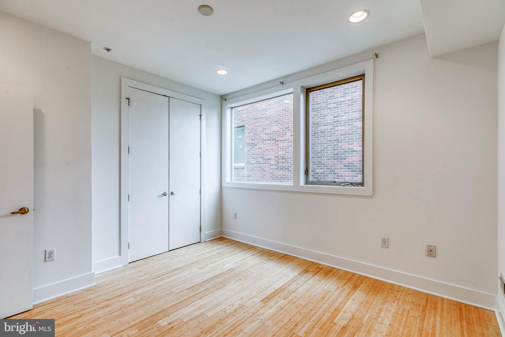 412 N FRONT STREET Unit: 15