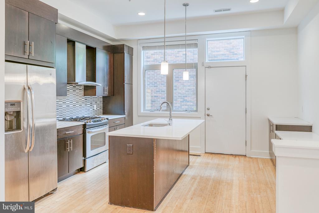412 N FRONT STREET Unit: 15