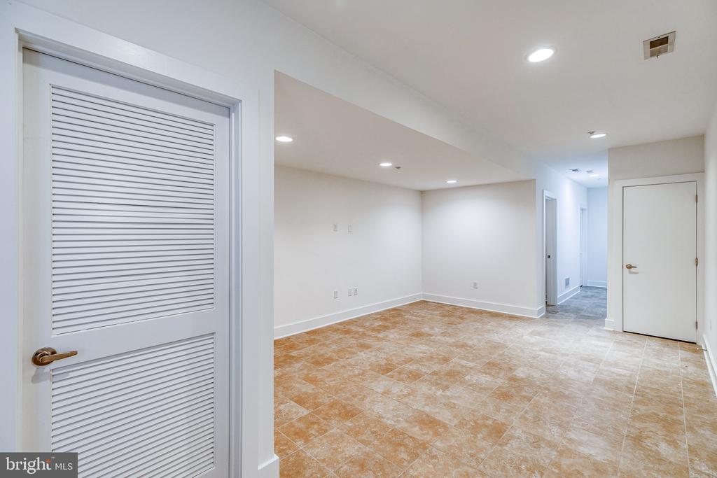 412 N FRONT STREET Unit: 15
