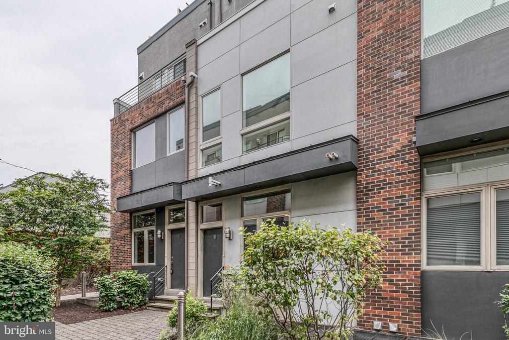 412 N FRONT STREET Unit: 15