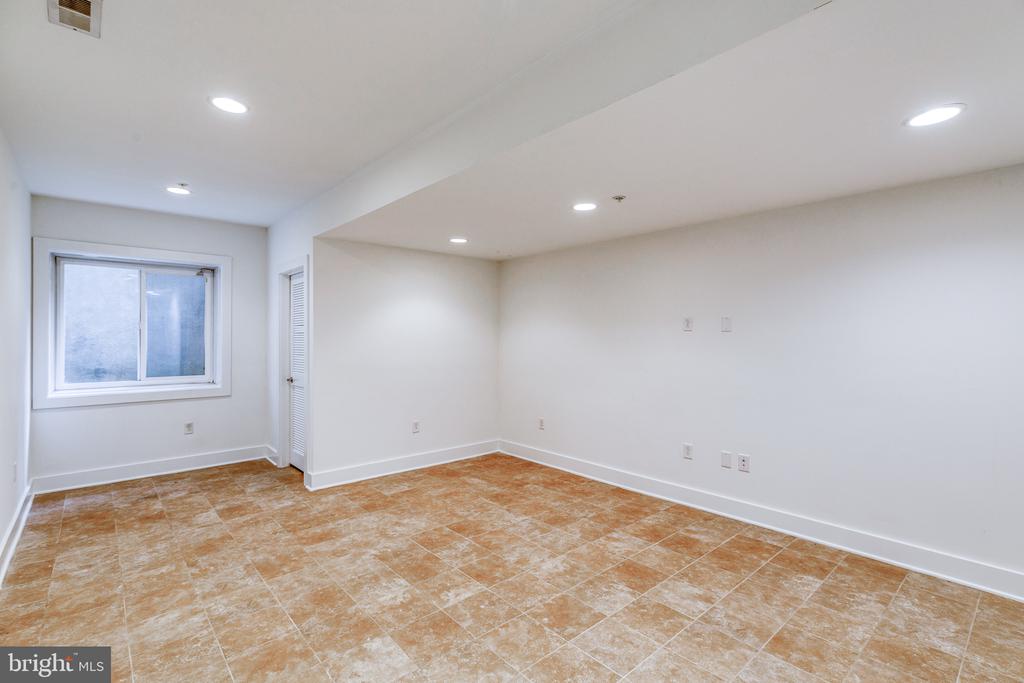 412 N FRONT STREET Unit: 15