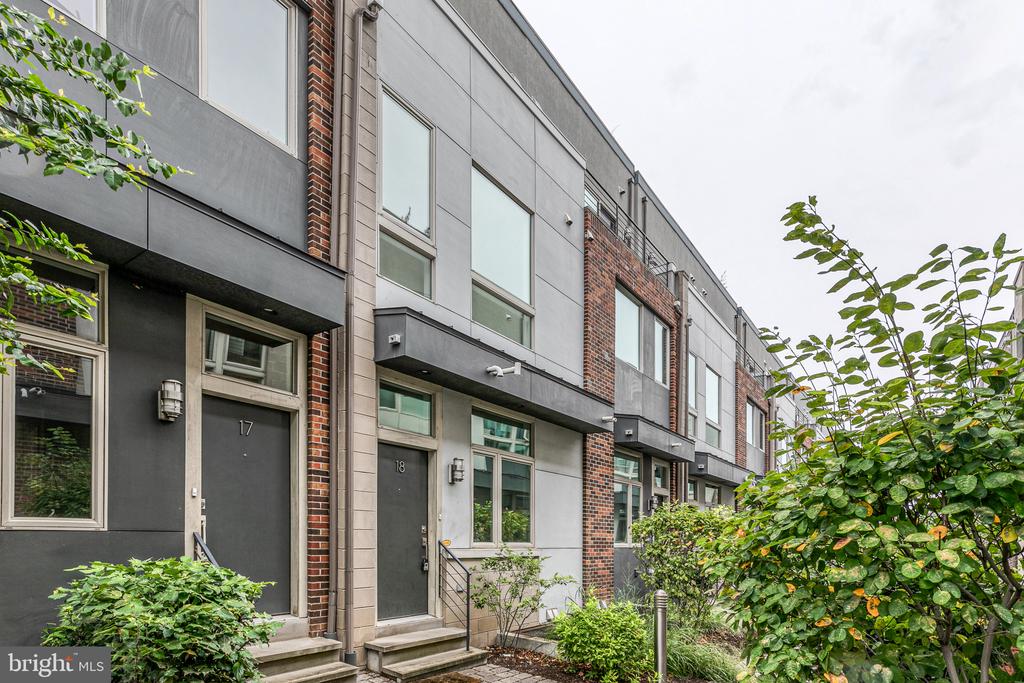 412 N FRONT STREET Unit: 15