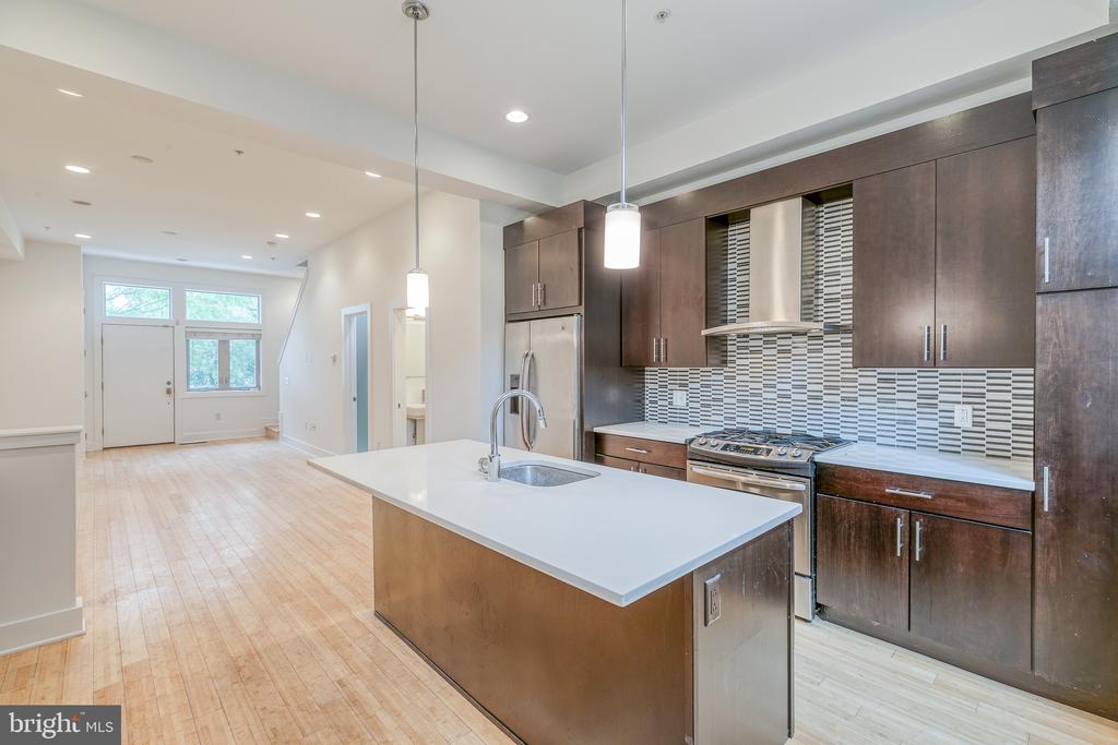 412 N FRONT STREET Unit: 15