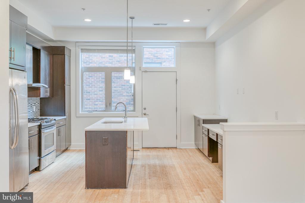 412 N FRONT STREET Unit: 15