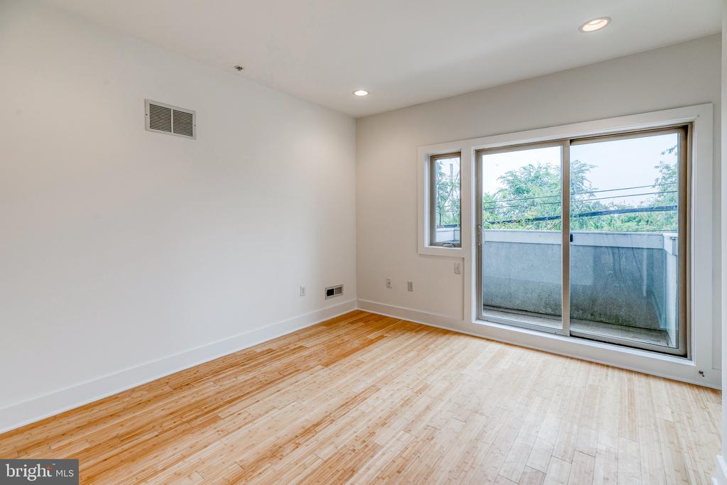 412 N FRONT STREET Unit: 15