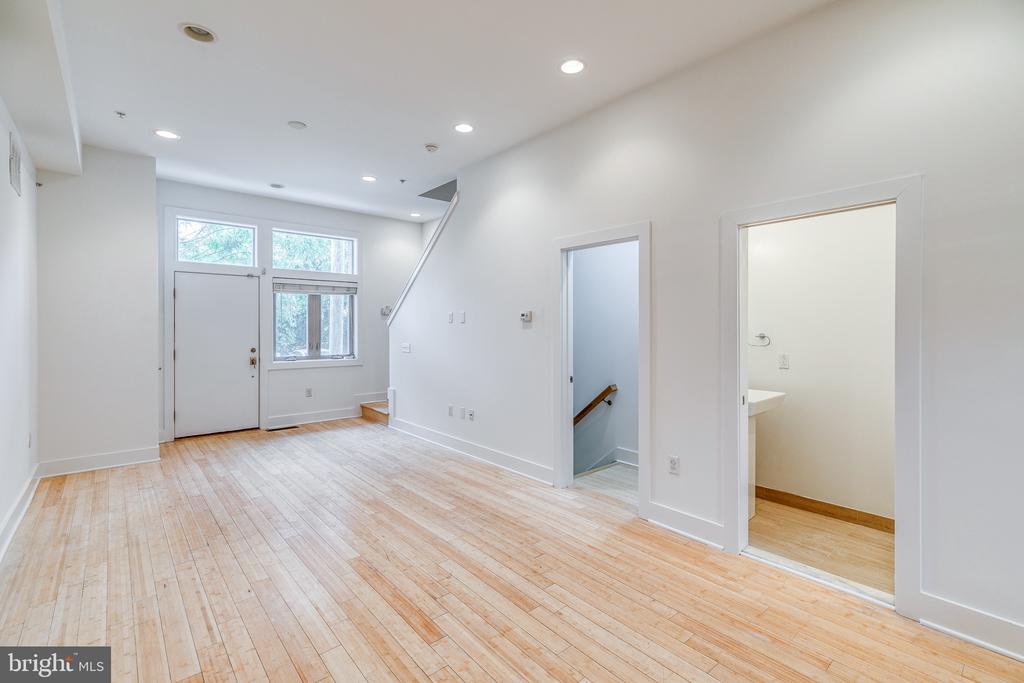 412 N FRONT STREET Unit: 15