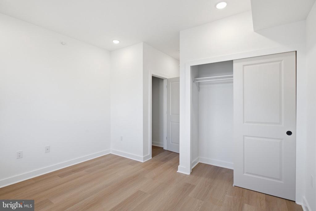731 W HUNTINGDON STREET Unit: 2