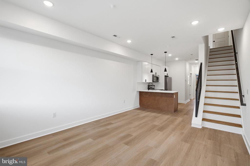 731 W HUNTINGDON STREET Unit: 2