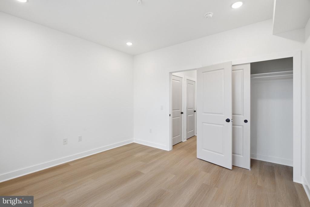 731 W HUNTINGDON STREET Unit: 2