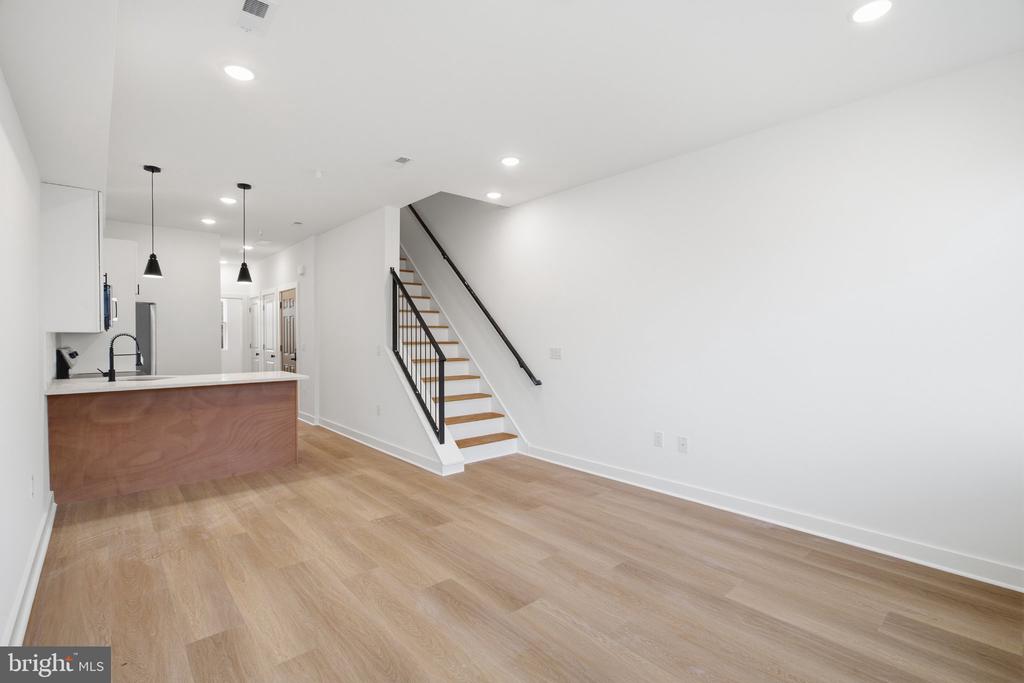 731 W HUNTINGDON STREET Unit: 2
