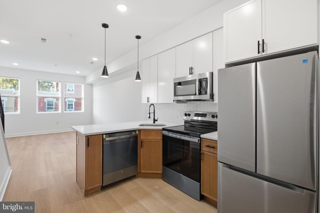 731 W HUNTINGDON STREET Unit: 2