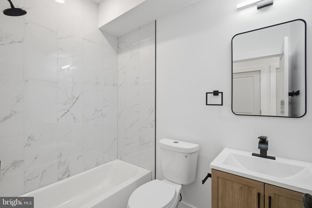 731 W HUNTINGDON STREET Unit: 2