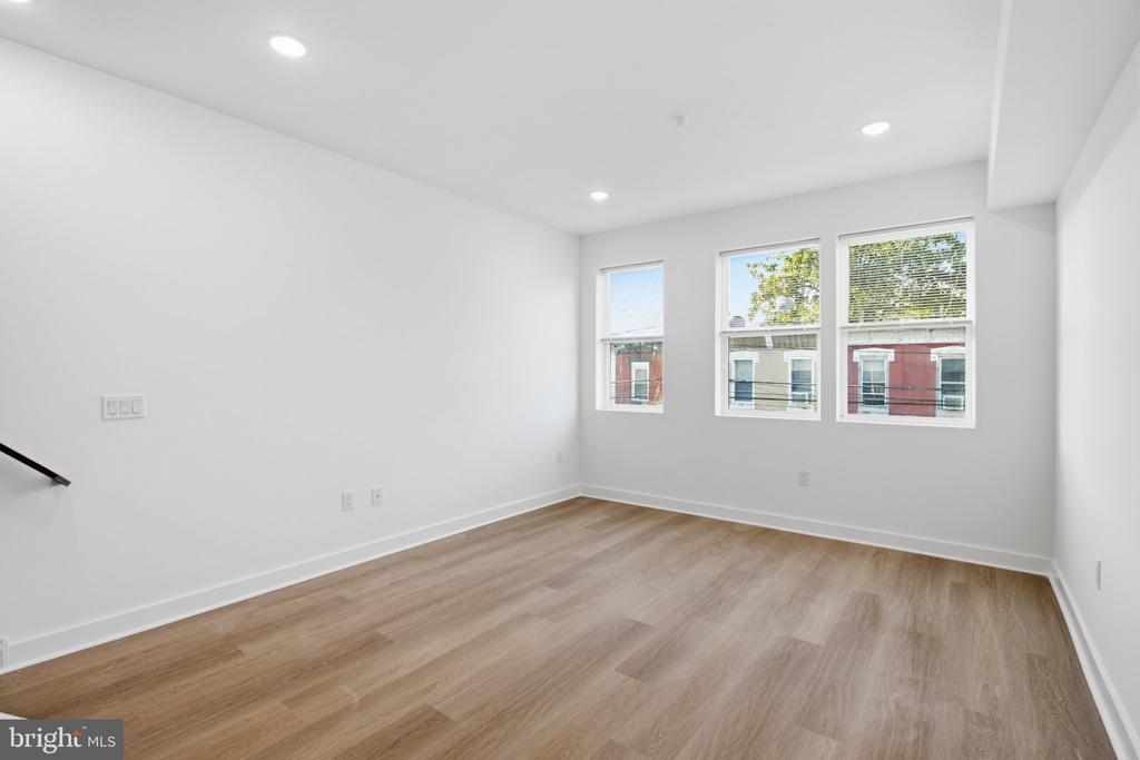 731 W HUNTINGDON STREET Unit: 2